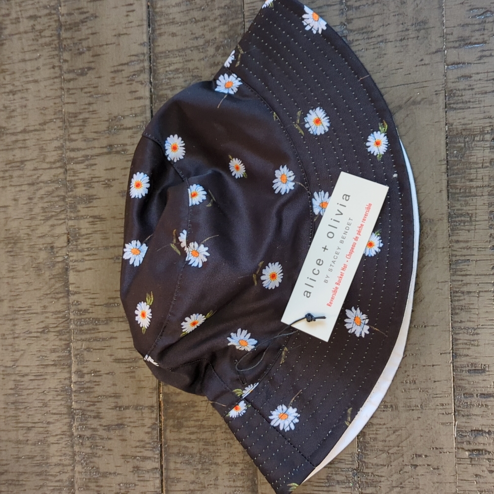 NWT Alice + Olivia reversible bucket hat